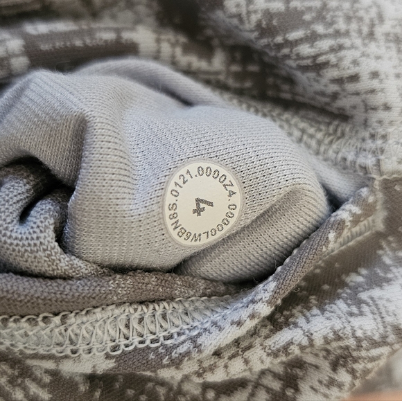 398. Lululemon Wunder Under Scalloped Hem - Picture 7 of 7